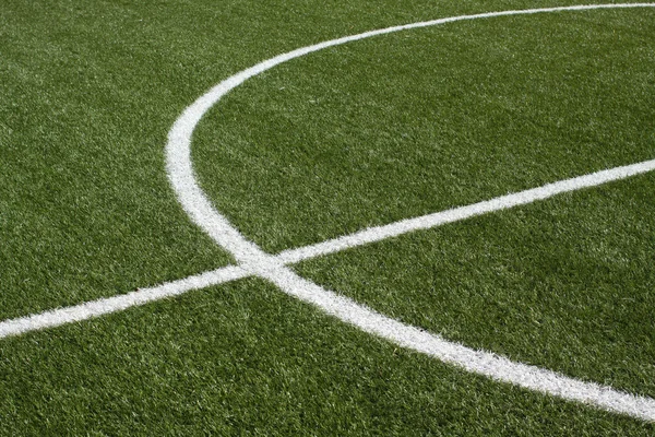 Parte di un campo da calcio con erba sintetica verde e linee bianche — Foto Stock