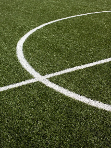 Parte di un campo da calcio con erba sintetica verde e linee bianche — Foto Stock