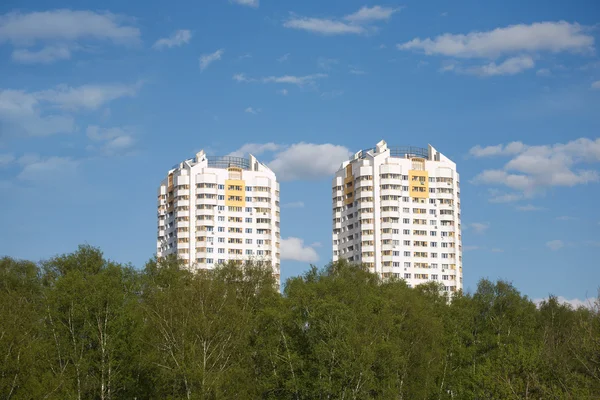 Dos edificios residenciales de varios pisos construidos en lugar ecológico — Foto de Stock