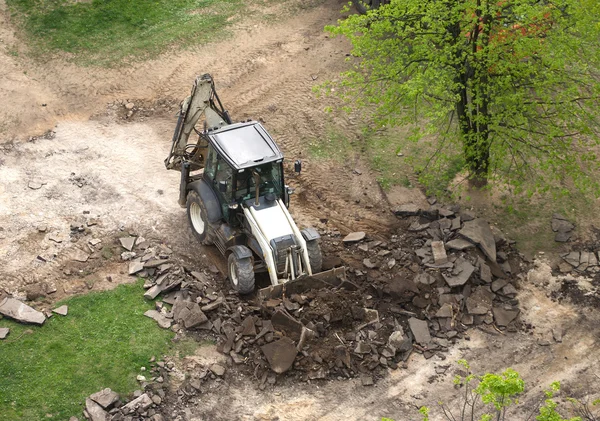 Seau de machines de construction recueille vieux asphalte — Photo