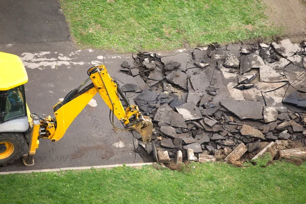 Road construction machine breaks up old asphalt road — Stock Photo, Image