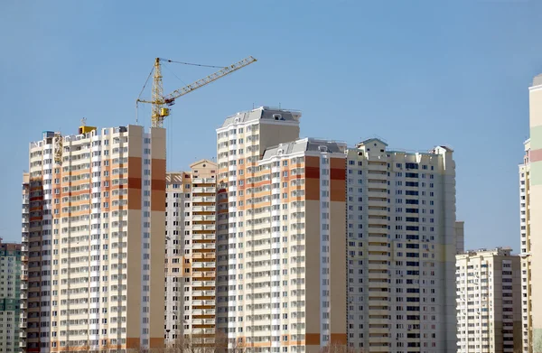 Muchos Edificio nuevo edificio de nueva construcción en proceso —  Fotos de Stock