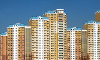 bulutsuz gökyüzü mavi üzerine yeni binaları temizleyin