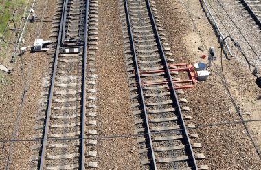 raylar üzerinde beton uyuyanlar, oklar ve izleme donanımları