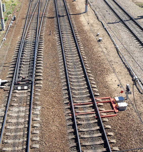 Raylar üzerinde beton uyuyanlar, oklar ve izleme donanımları — Stok fotoğraf