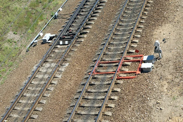 Carris ferroviários, setas e equipamentos de via vista diagonal — Fotografia de Stock