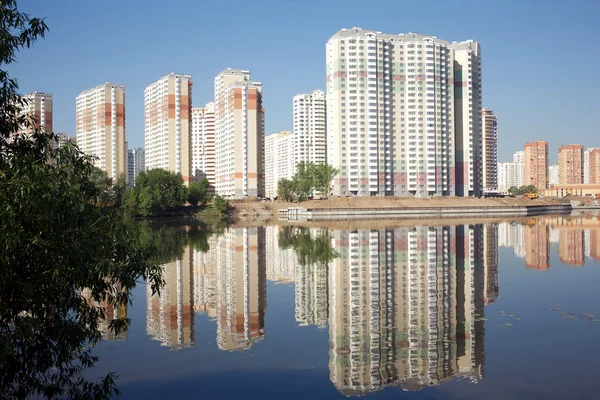 nehir ve açık mavi gökyüzü yaz gününde üzerinde daireler inşa bloğu