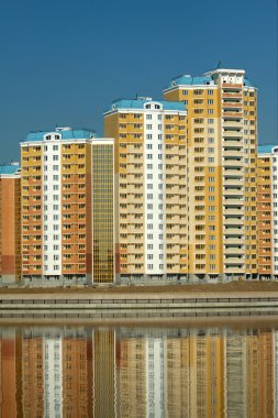 bulutsuz gökyüzü mavi üzerine yeni binaları temizleyin