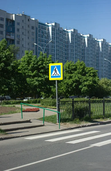 Znak przejście dla pieszych na ulicy przed pasiasty oznakowania miasta — Zdjęcie stockowe