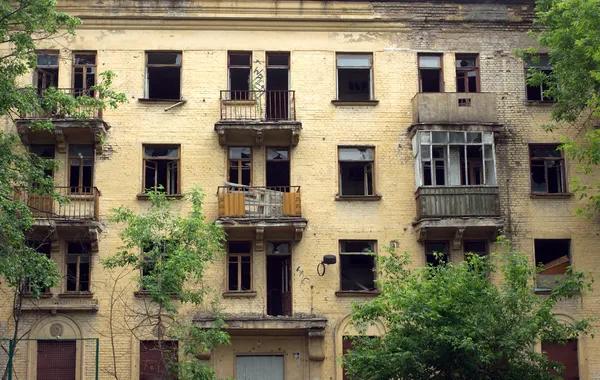 Abandonada casa desabitada antes da renovação vista frontal — Fotografia de Stock