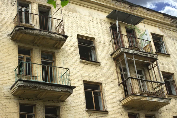 Abandoned uninhabited house before renovation side view — Stock Photo, Image