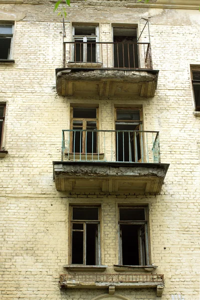 Abandoned uninhabited house before renovation front view — Stock Photo, Image