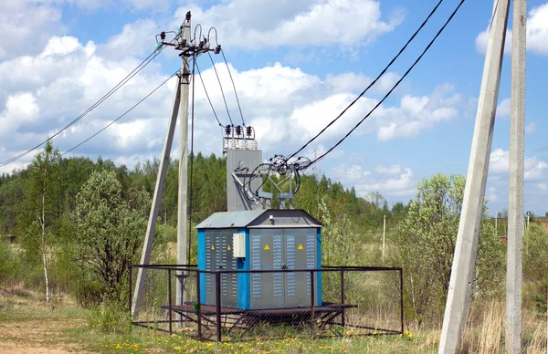 Transformer of rural power supply line in countryside — Stock Photo, Image