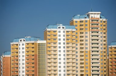 bulutsuz gökyüzü mavi üzerine yeni binaları temizleyin
