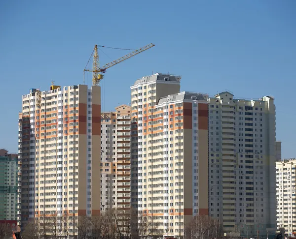 Construcción de nuevo edificio sobre cielo azul claro sin nubes —  Fotos de Stock