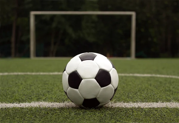 Witte en zwarte bal voor het afspelen van voetbal tegen poort close-up — Stok fotoğraf