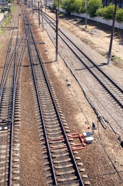 raylar üzerinde beton uyuyanlar, oklar ve izleme donanımları