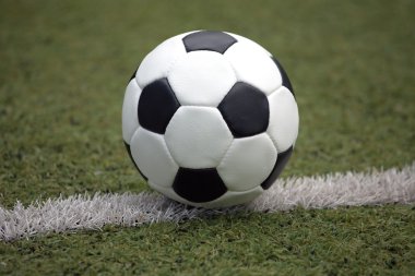축구 클로즈업을 재생 하기 위해 검은 공