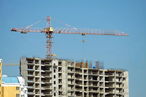 Guindaste de torre de elevação e topo do edifício de construção — Fotografia de Stock