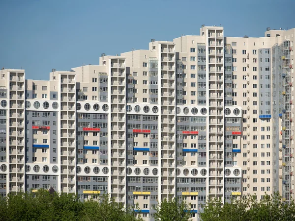 Nový moderní blok bytů v okrese nové město — Stock fotografie