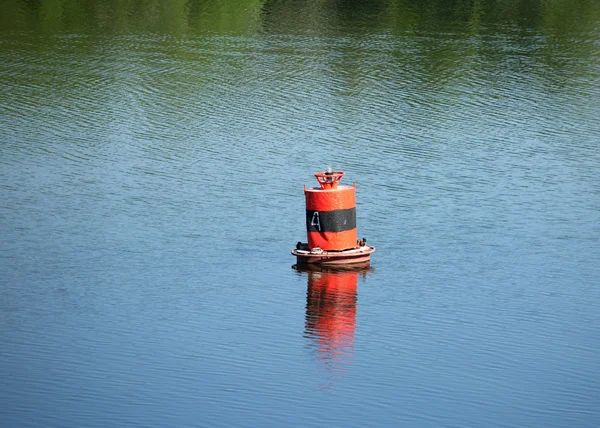 Red buoy on quiet river with resting on it ducks on summer day — Stock Photo, Image