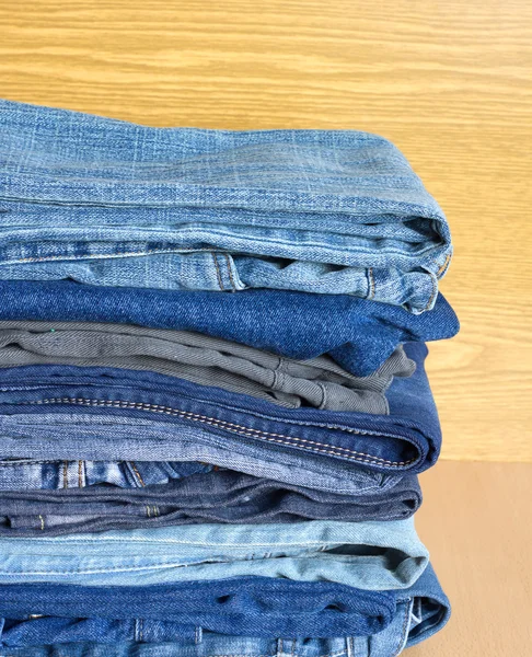 Színes jeans szekrény polcon, Elölnézet közelről — Stock Fotó