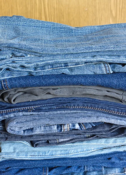 Veel jeans op zandige bruine achtergrond close-up — Stockfoto
