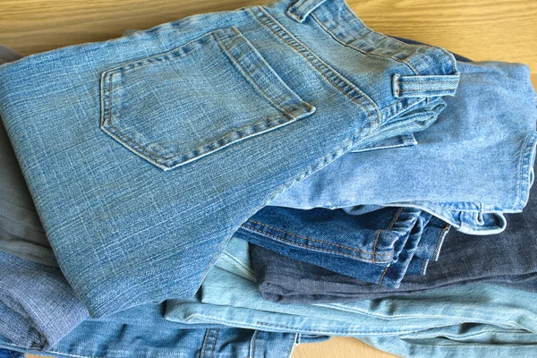 販売のジーンズ。正面のクローズ アップ — ストック写真