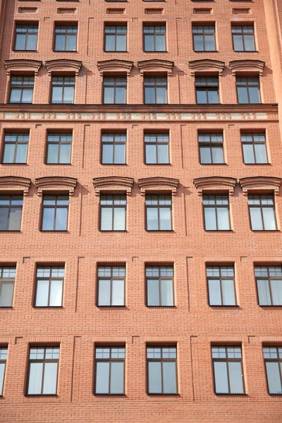 Vista frontal da parede de tijolo edifício de apartamentos contemporâneo com janelas — Fotografia de Stock