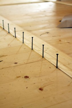 bir evde yere montajı. vida sıkma önce dizilmiş