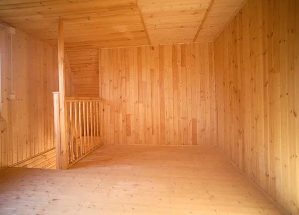 Mansard zemin ve merdivenlerden aşağı yeni evinde lider