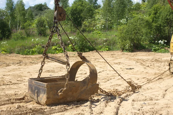 Grote zware emmer ligt op zand op zomerdag — Stockfoto