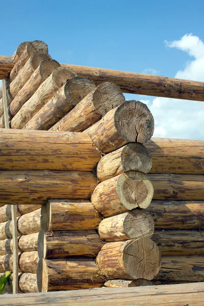 Construction de maisons en bois à partir de grumes — Photo