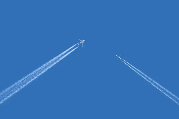 Dwa Duże Samoloty Pasażerskie Naddźwiękowe Zbliżające Się Siebie Lecące Przeciwstawnych — Zdjęcie stockowe