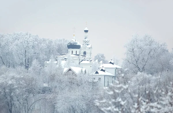 Église Chrétienne Cour Église Sur Une Haute Colline Par Une — Photo