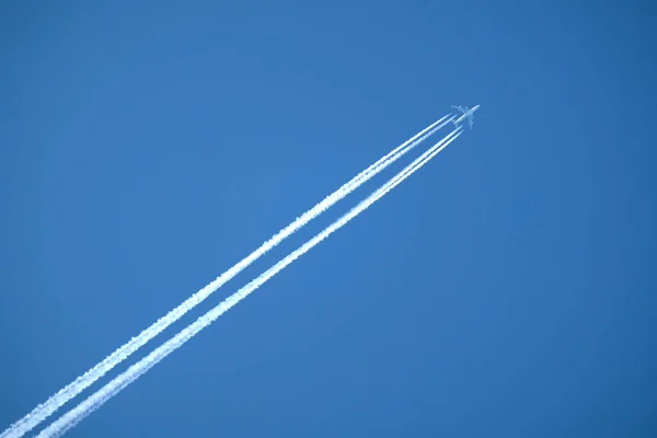 Aviones Supersónicos Grandes Cuatro Motores Que Vuelan Izquierda Derecha Cielo — Foto de Stock