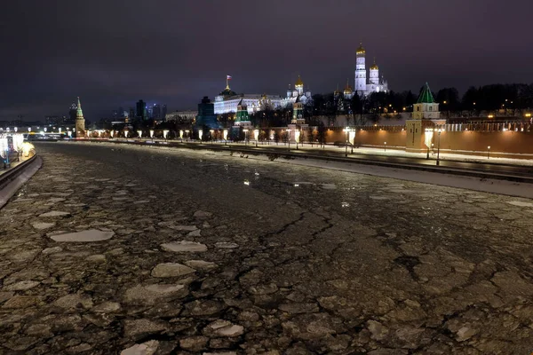Moskva River Med Och Kreml Vall Med Semester Gata Belysning — Stockfoto