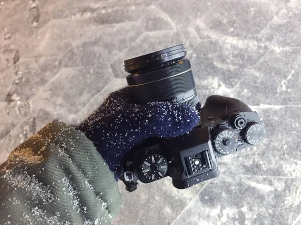 Widok Góry Nowoczesnej Cyfrowej Czarnej Kamery Kolorowej Obiektywem Lewej Ręce — Zdjęcie stockowe