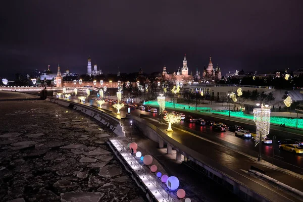 Μόσχα Ποταμός Πάγο Και Κρεμλίνο Πύργους Στο Ανάχωμα Φωτισμό Δρόμο — Φωτογραφία Αρχείου