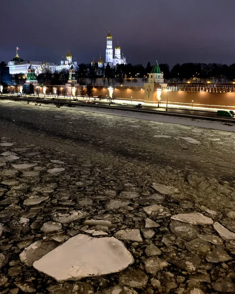 Rivière Moscou Avec Glace Remblai Kremlin Avec Éclairage Public Vacances — Photo
