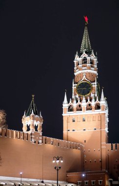 Moskova Kremlin Spasskaya ve Tsarskaya kuleleri ve gece görüşlü kırmızı tuğla duvar