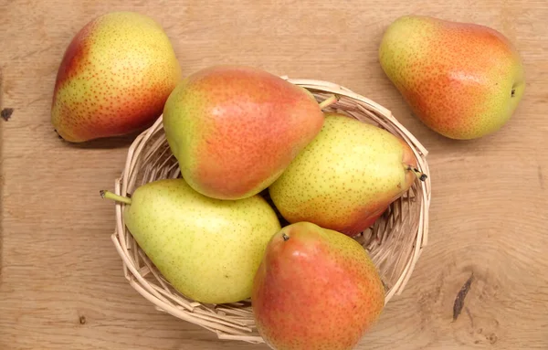 Weinig Rode Gele Peren Liggen Kleine Zandbruine Rieten Rieten Mand Stockfoto