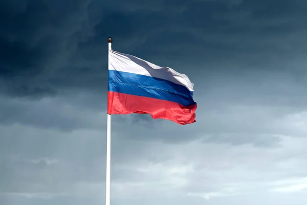 Russian Flag Flagpole Waving Dark Gloomy Rainy Clouds Sky — Stock Photo, Image