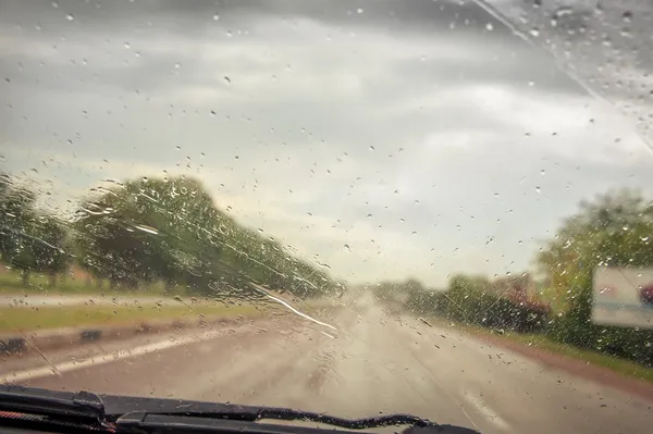 Deštivé počasí na silnici — Stock fotografie