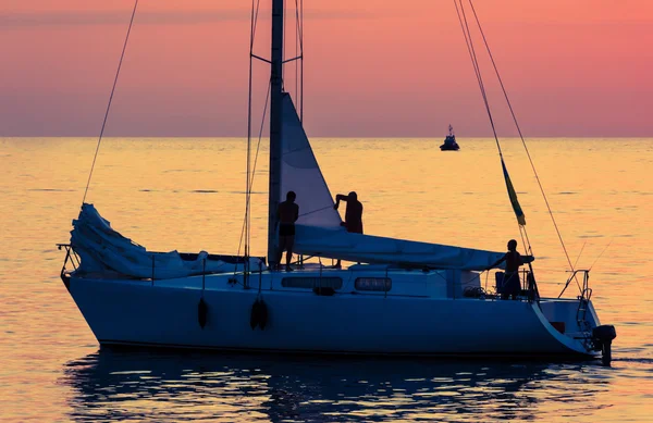 Havet solnedgång med yacht — Stockfoto