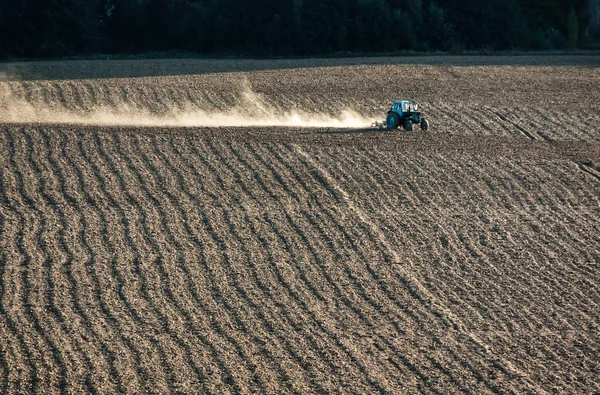Traktör tarlaları sürüyor.