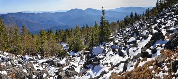 Panorama delle montagne invernali — Foto Stock