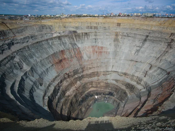 Kimberlite tubo de diamante "Paz", Yakutia, Rússia Fotos De Bancos De Imagens