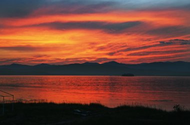 Denizin üzerinde gün batımı