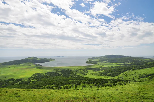 Yeşil tepeler ve mavi gökyüzü, primorye, Rusya Federasyonu — Stok fotoğraf